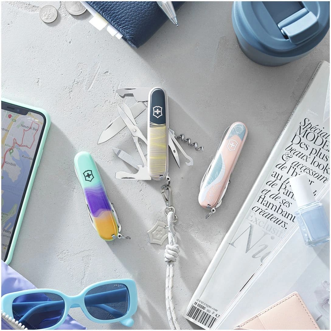 Нож перочинный Victorinox Companion Paris Style (1.3909.E221) 91мм 16функц. розовый подар.коробка в комплекте: шнурок на шею - фото 4